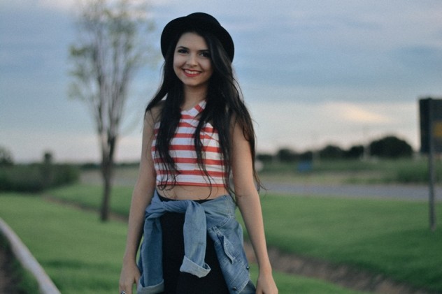 Coturno | Dr Martens | Cropped top | Hat | Denim jacket | Look do dia | https://cademeuchapeu.com